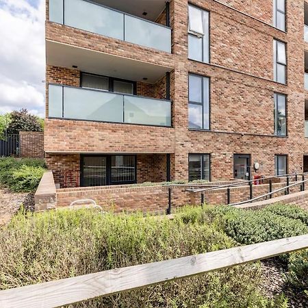 Stylish & Comfortable Top-Floor Flat In Harrow Londra Exterior foto