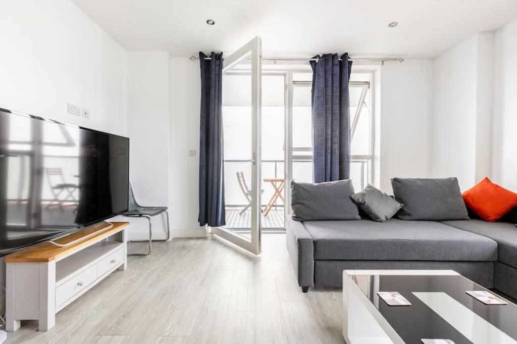 Stylish & Comfortable Top-Floor Flat In Harrow Londra Exterior foto