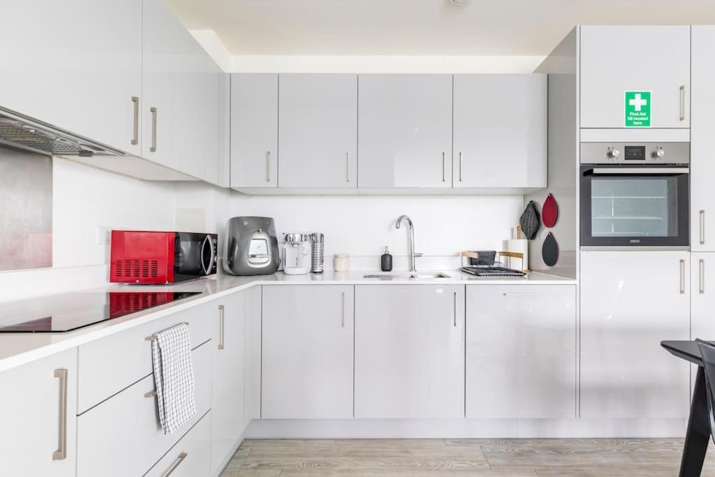 Stylish & Comfortable Top-Floor Flat In Harrow Londra Exterior foto