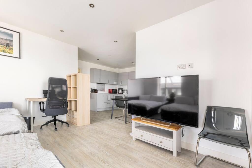 Stylish & Comfortable Top-Floor Flat In Harrow Londra Exterior foto
