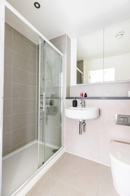 Stylish & Comfortable Top-Floor Flat In Harrow Londra Exterior foto