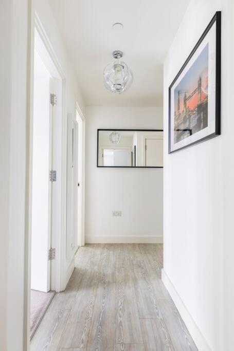 Stylish & Comfortable Top-Floor Flat In Harrow Londra Exterior foto