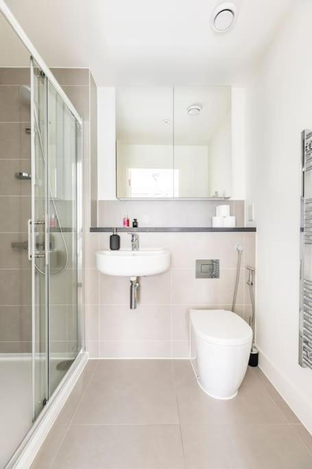 Stylish & Comfortable Top-Floor Flat In Harrow Londra Exterior foto