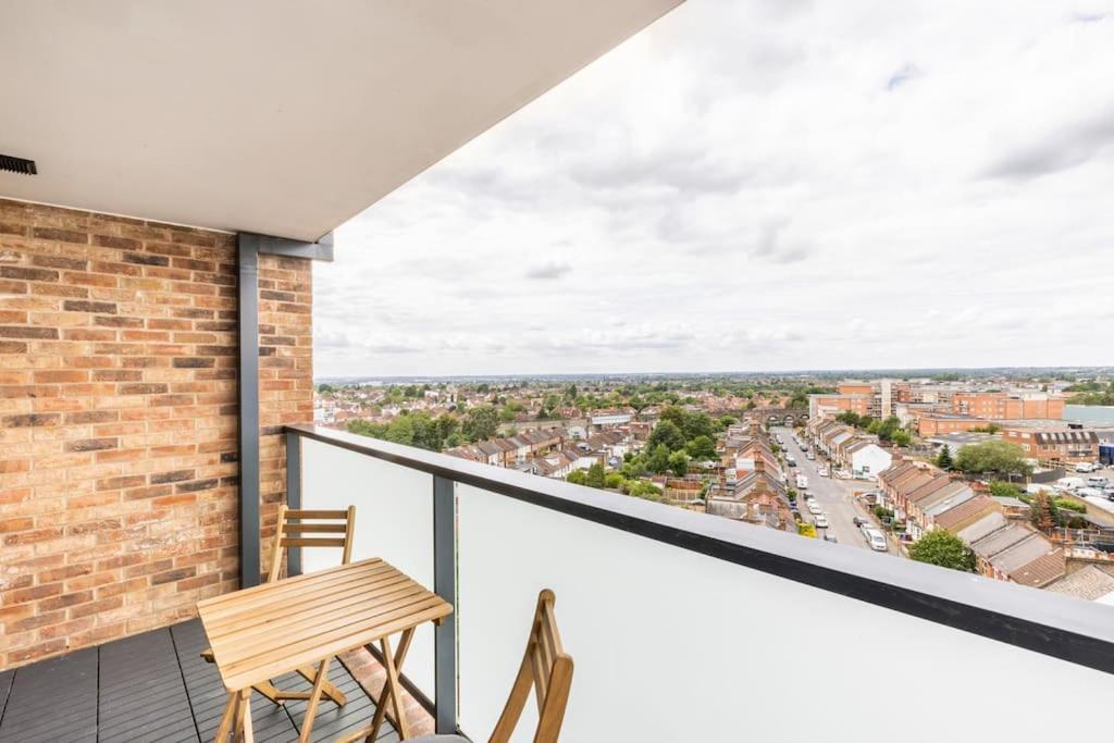 Stylish & Comfortable Top-Floor Flat In Harrow Londra Exterior foto