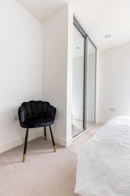 Stylish & Comfortable Top-Floor Flat In Harrow Londra Exterior foto