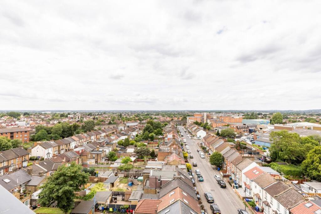 Stylish & Comfortable Top-Floor Flat In Harrow Londra Exterior foto