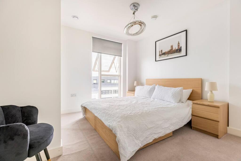 Stylish & Comfortable Top-Floor Flat In Harrow Londra Exterior foto