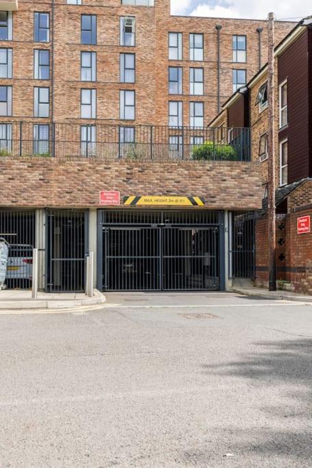Stylish & Comfortable Top-Floor Flat In Harrow Londra Exterior foto