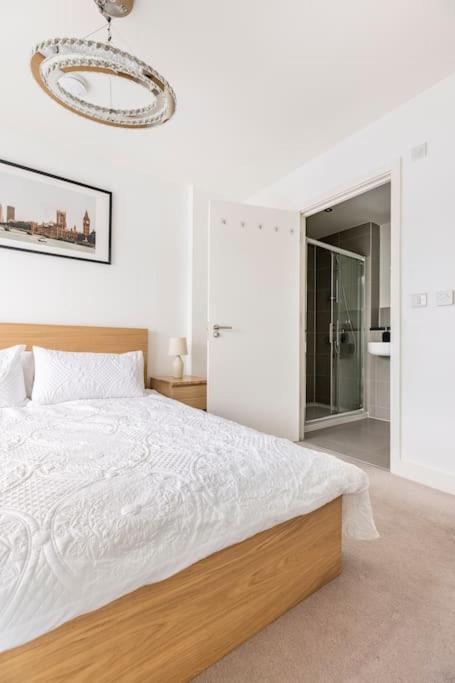 Stylish & Comfortable Top-Floor Flat In Harrow Londra Exterior foto