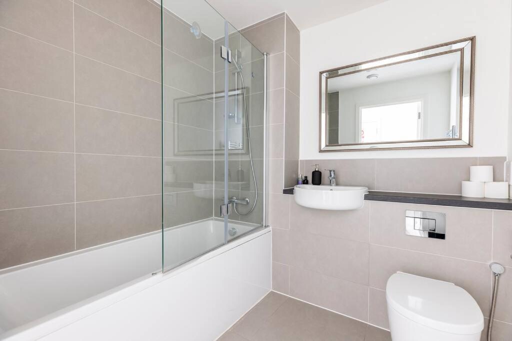 Stylish & Comfortable Top-Floor Flat In Harrow Londra Exterior foto