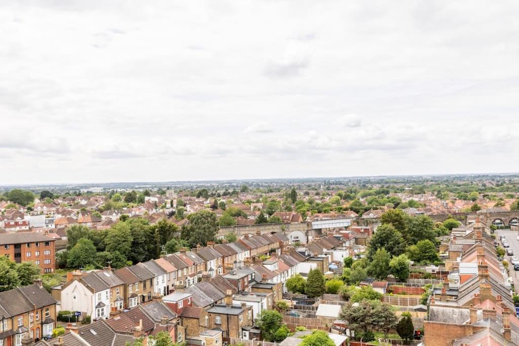 Stylish & Comfortable Top-Floor Flat In Harrow Londra Exterior foto