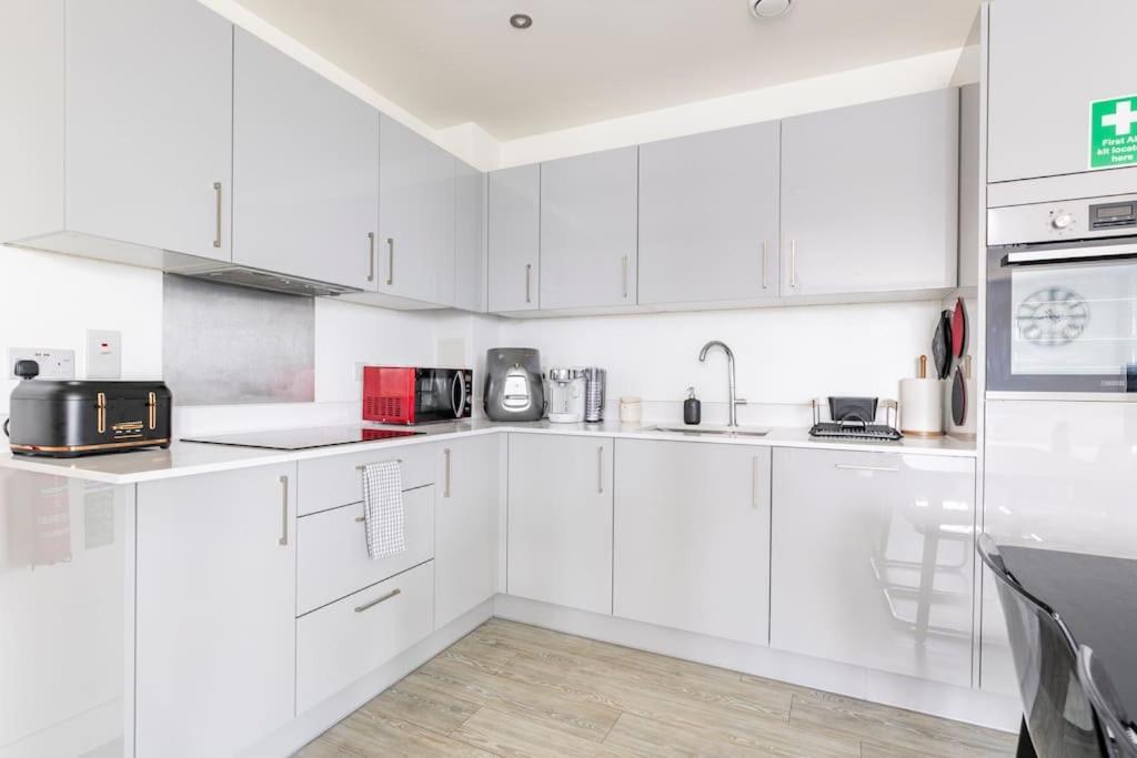 Stylish & Comfortable Top-Floor Flat In Harrow Londra Exterior foto