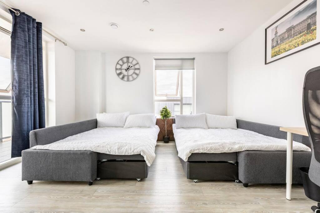 Stylish & Comfortable Top-Floor Flat In Harrow Londra Exterior foto